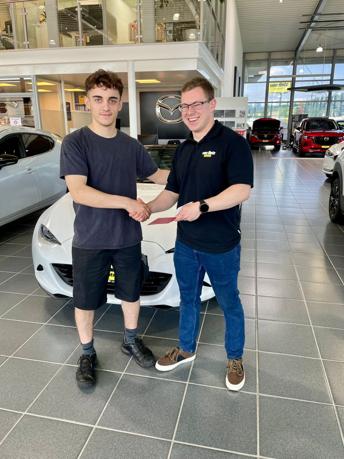 Wir sind stolz auf unsere Lehrlinge 🎉 - Auto Welt von Rotz AG 1